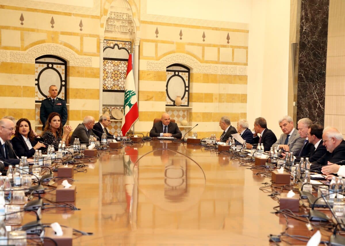 أزمة “السفير الإيراني” تُفجّر الخلاف داخل الحكومة.. عون وسلام يميلان لـ “التبريد” والقوات اللبنانية تُصعّد