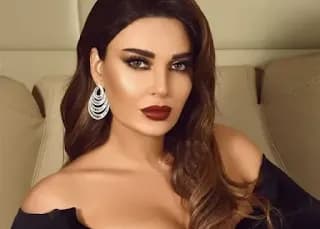 بفستان أسود ووردة حمراء كبيرة… جلسة تصوير جديدة لسيرين عبد النور بمناسبة عيد الحب (صور)